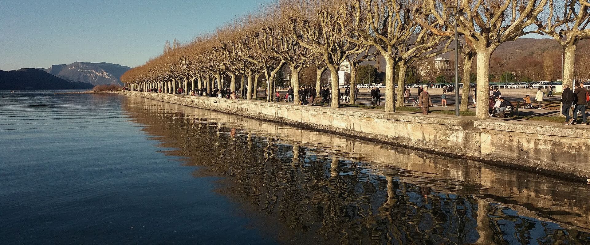 Le lac du Bourget et le mont du Chat vus depuis Aix-les-Bains